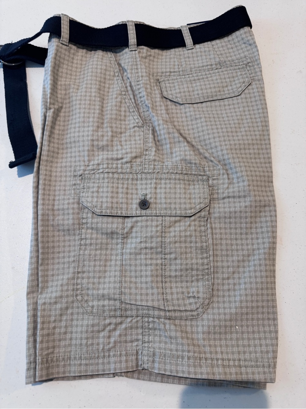 NWT Izod Light Tan Check Flat-Front Shorts with Navy Belt Size 36 Inseam 11